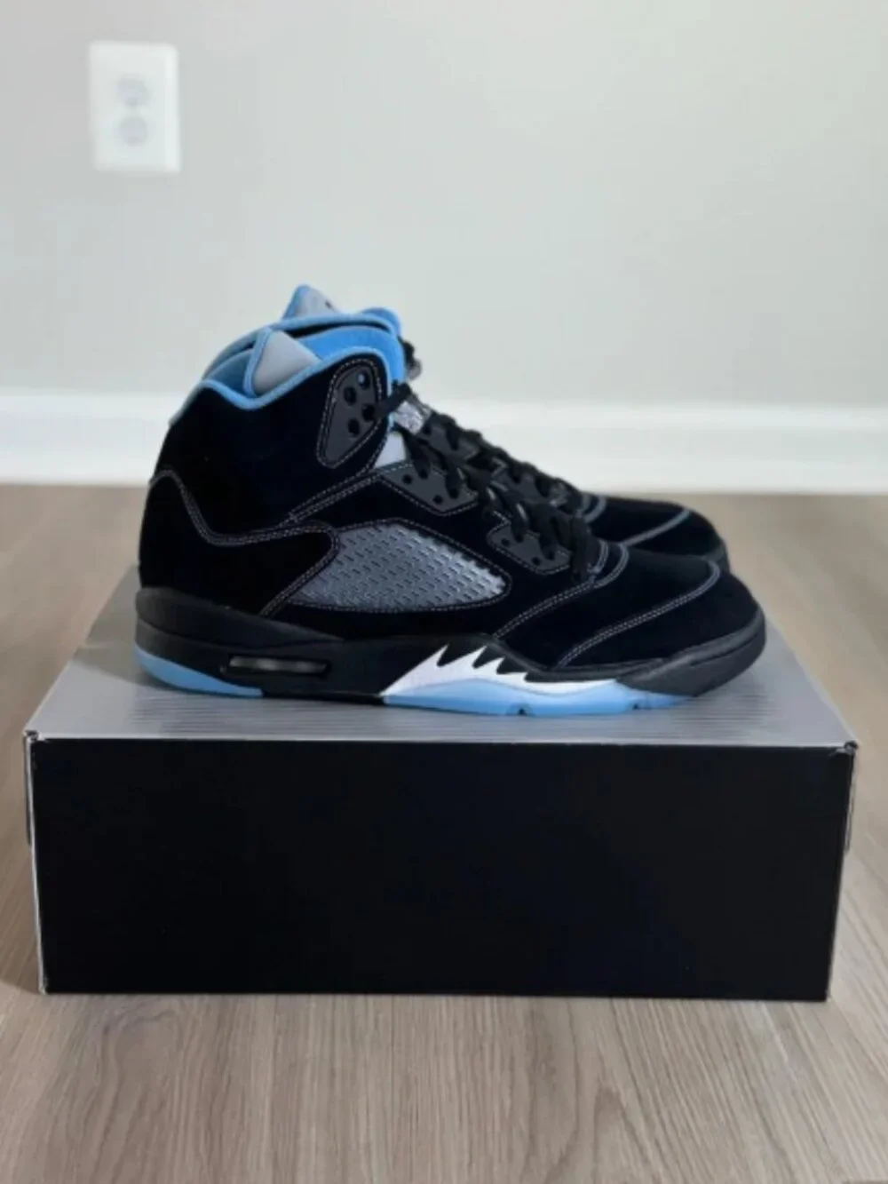 Jordan 5 Retro “Black University Blue”